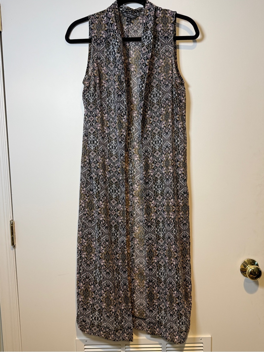 Sleeveless Printed Duster in Black and Tan Pattern